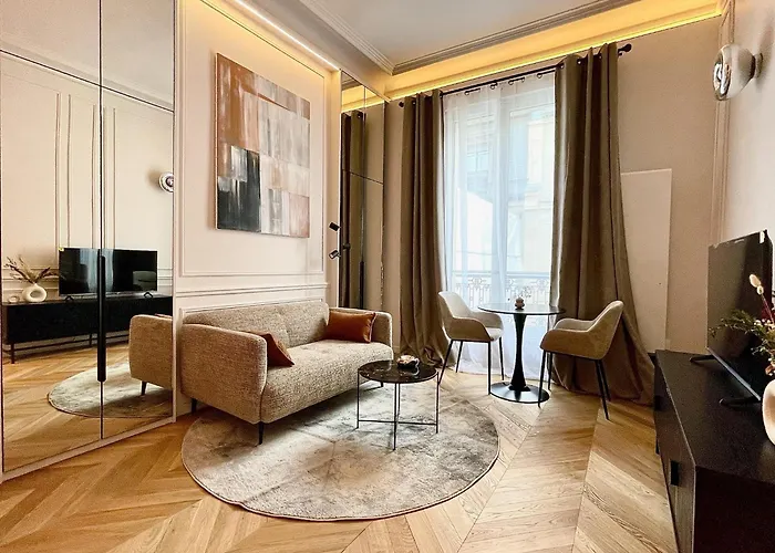 5-Star Champs-Elysees Apartment